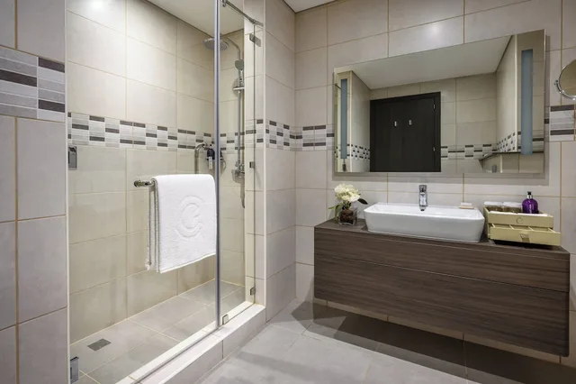 إقامة تنفيذية بسرير كينج وسريرين فرديين بإطلالة على المدينة بـ3 غرف نوم، Centara West Bay Hotel and Residences Doha 9/10