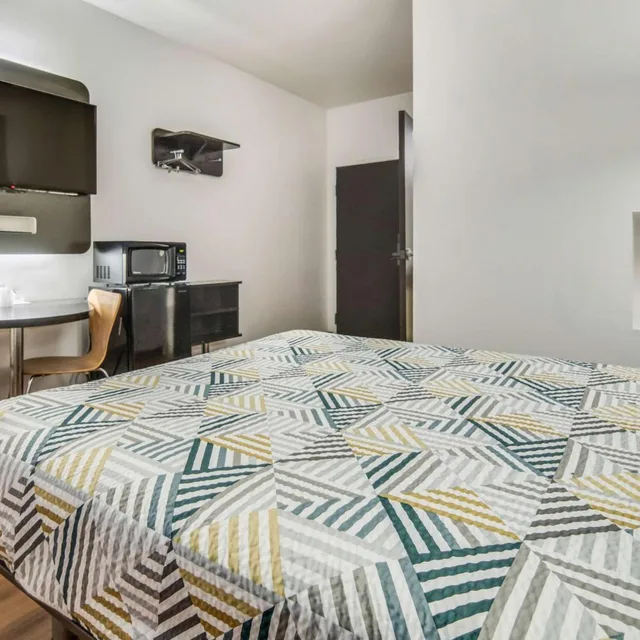 1 Queen Bed - Mobility Accessible Tub Nsmk، Motel6 Cleburne, TX 2/8