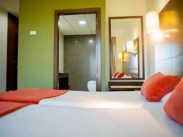 Room, Twin Beds, with Extra Bed, Hospedium Valles de Gredos Golf 3/5