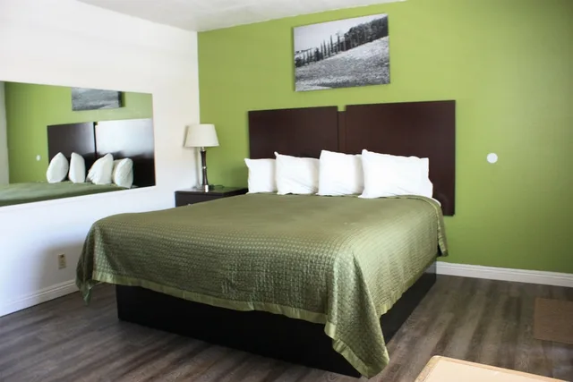 غرفة قياسية بسرير كينج، Express Inn 1/4