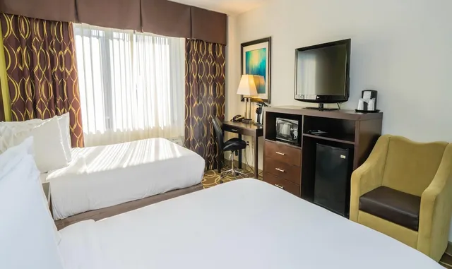 غرفة بسريرين كوين لذوي الإعاقة، Elimwood Hotel, A Ramada by Wyndham 3/10