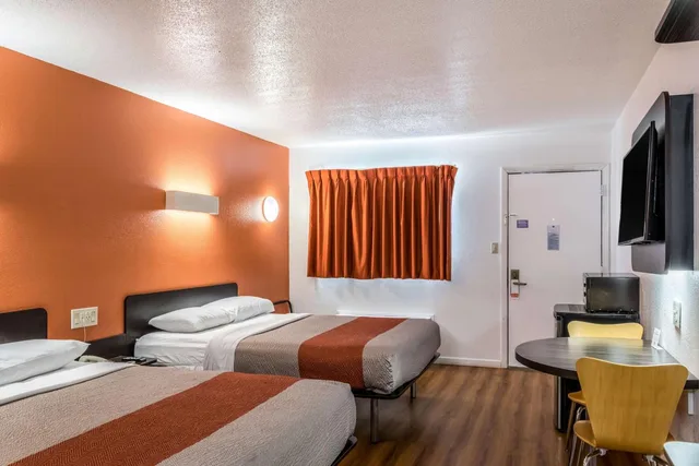 غرفة بسريرين كوين لغير المدخنين، Motel6 Florence, KY - Cincinnati Airport 1/10