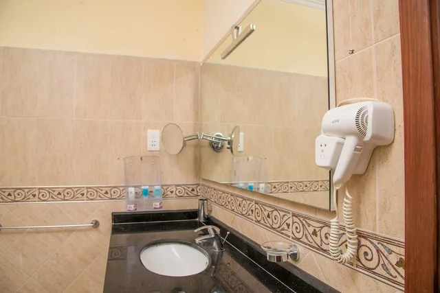 جناح فاخر بسرير كينج بإطلالة على المسبح، Sunrise Beach Resort 2/4