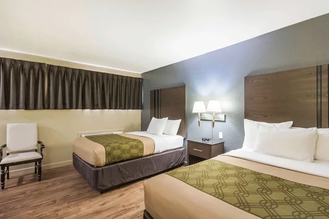 غرفة بسريرين مزدوجين، Econo Lodge Inn and Suites I-35 at Shawnee Mission 1/4