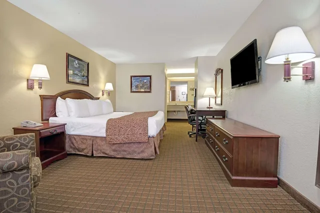 غرفة قياسية بسرير كينج للمدخنين، Travelodge by Wyndham Montgomery East 4/8