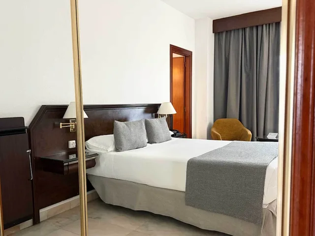 2 Bedrooms, Junior Suite, Single, Queen and Twin Beds, Hotel Turia 2/4