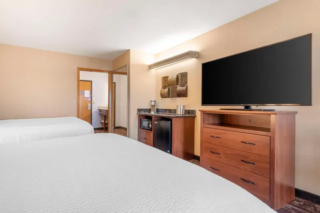 Room, 2 Queen Beds, Lake Front, Balcony, Best Western Plus Superior Inn 1/3