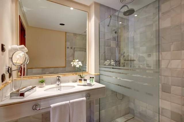 Room, Double or Twin Bed, Lateral Side Sea View, Cm Castell de Mar 2/2