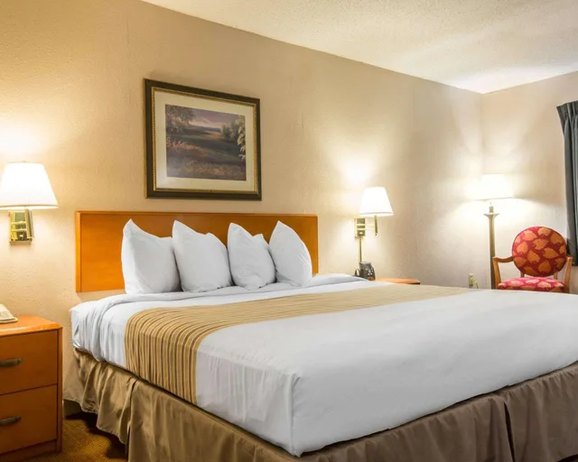 غرفة بسرير كينج لذوي الإعاقة، Econo Lodge Inn & Suites at Fort Moore 1/3