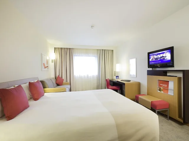 غرفة قياسية بسرير كوين مع أريكة، Novotel Sheffield Centre 2/3