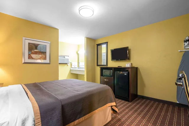 Room, Queen Bed, Rodeway Inn Towanda 1/2