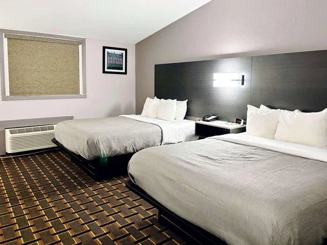 Deluxe, 2 Queen Beds, Quality Inn Raynham - Taunton 1/10