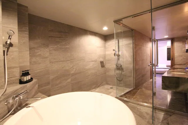 غرفة يابانية غربية عائلية بسرير مزدوج بحمام خاص بحوض استحمام، Quintessa Hotel Sapporo 7/8