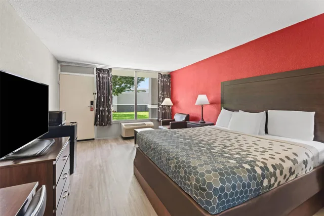 غرفة بسرير كينج لذوي الإعاقة، Econo Lodge Andalusia, AL 2/6