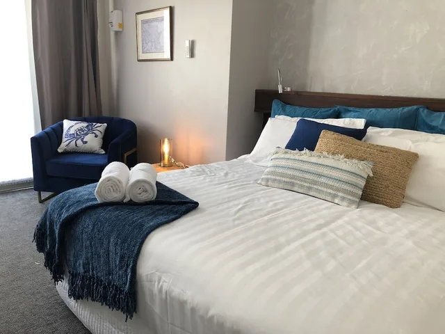 غرفة بسرير كينج بإطلالة على المسبح، Maand Up Accommodation 2/8