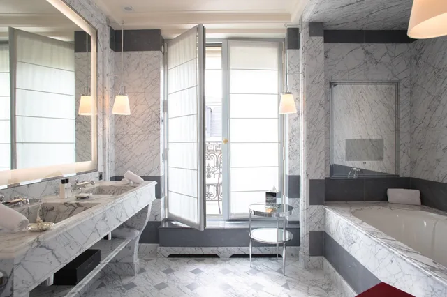 جناح بريستيج بسرير كينج، La Reserve Paris Hotel And Spa 2/3