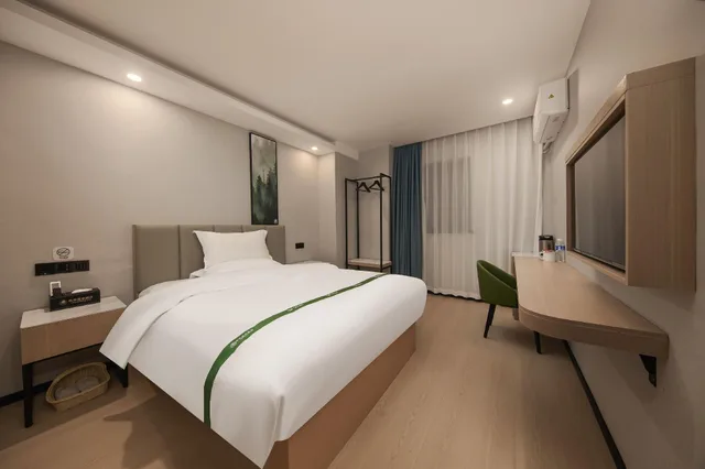 غرفة بزنس بسرير كوين، GreenTree Inn Shanghai Cao 'an Road Light Textile Express Hotel 1/2