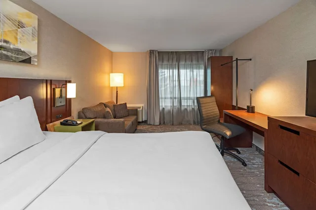 غرفة بسرير كينج مع أريكة، Comfort Inn Newmarket - Aurora 3/7