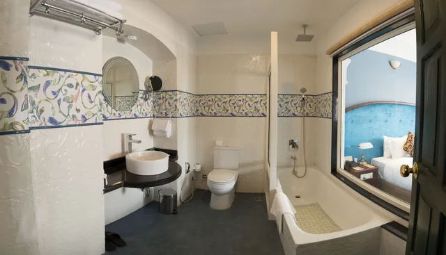 جناح تنفيذي بسرير مزدوج بإطلالة على الحديقة بحوض استحمام، Maya Manor Boutique Hotel By Kgh Group 3/3