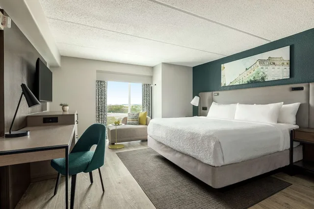 غرفة عصرية بسرير كينج لذوي الإعاقة، Hotel Alba Tampa Tapestry Collection By Hilton 2/5
