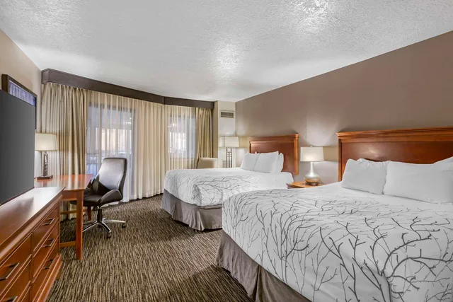 Room, 2 Queen Beds, Pool Side، Best Western Plus Landmark Inn 1/3