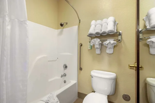غرفة قياسية بسريرين كوين، Comfort Inn & Suites Pittsburg, KS 3/3