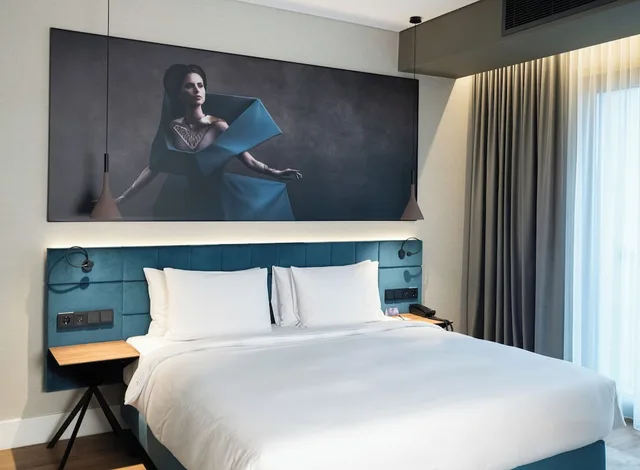 غرفة بريميوم بسرير كينج بإطلالة على المدينة، Radisson Blu Aurum Hotel Brasov 6/10
