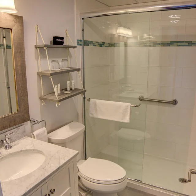 Room, King Bed, Port Side, Corner, Nonantum Resort 4/5