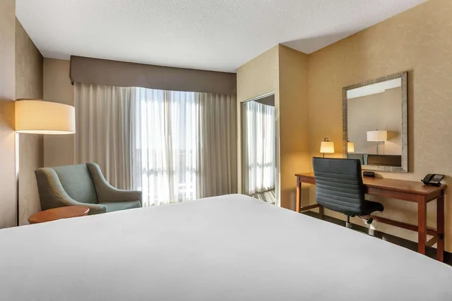 غرفة بسريرين كوين بحوض استحمام في طابق مرتفع لذوي الإعاقة، Drury Inn & Suites Phoenix Tempe 1/4