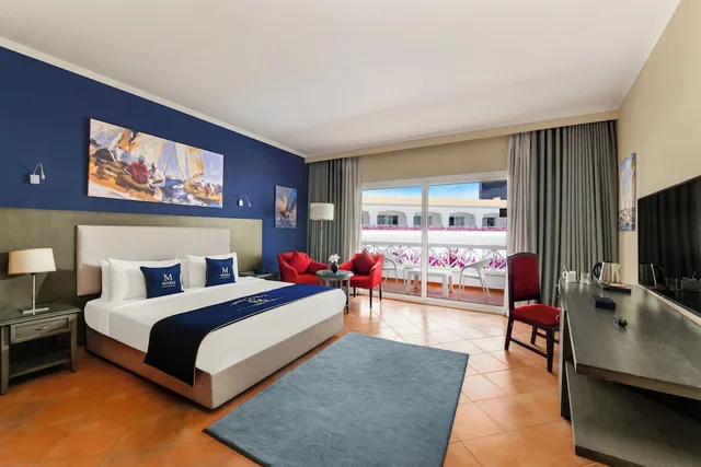 غرفة سوبيريور بسرير كينج بإطلالة على المسبح، M Hotels at Porto Marina 1/9