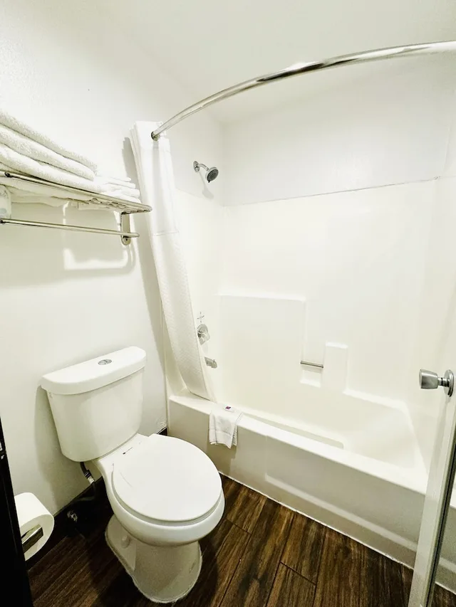 غرفة قياسية بسرير كينج، Studio6 Flagstaff, AZ 3/4