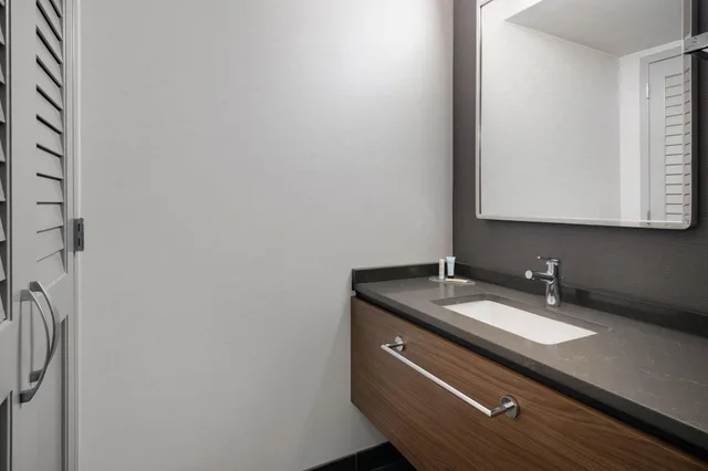غرفة بسرير كينج، Courtyard by Marriott Tampa North/I-75 Fletcher 9/9