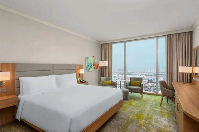 غرفة قياسية بسرير كينج بإطلالة على المدينة، Hilton Garden Inn Kuwait 7/10