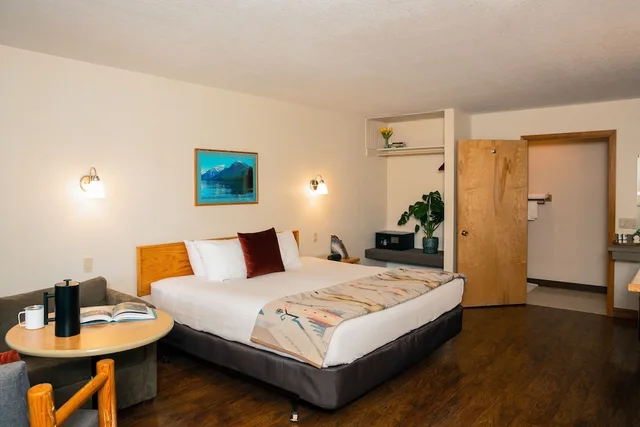 غرفة سيغنتشر بسرير كينج لذوي الإعاقة، Timbers Motel Travelodge by Wyndham Bigfork 1/2