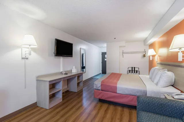 Deluxe, King Bed, Motel6 Lawrence, KS 5/8
