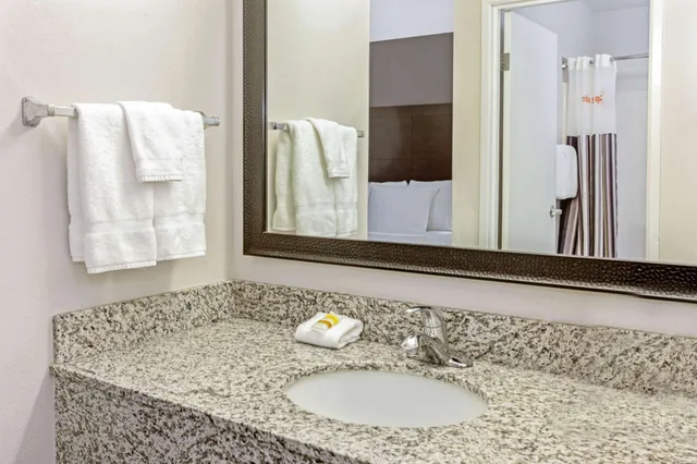 غرفة بسرير كينج مع أريكة، La Quinta Inn Suites By Wyndham Milwaukee Delafield 4/4