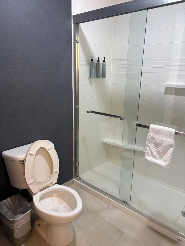 جناح بسرير كوين بإطلالة على المدينة بغرفة نوم واحدة مع أريكة، Residence Inn by Marriott Flint 6/10