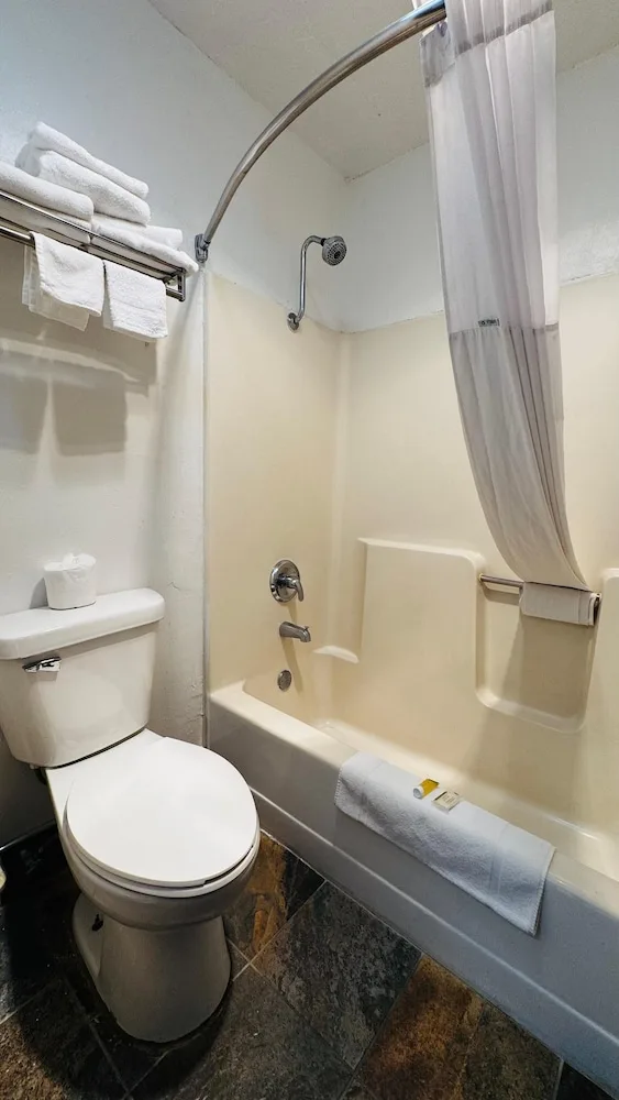 غرفة قياسية بسرير كينج، Days Inn by Wyndham North Platte 6/7