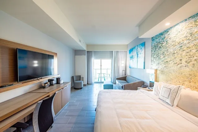 غرفة بسرير كينج مع أريكة، Courtyard by Marriott South Padre Island 2/2