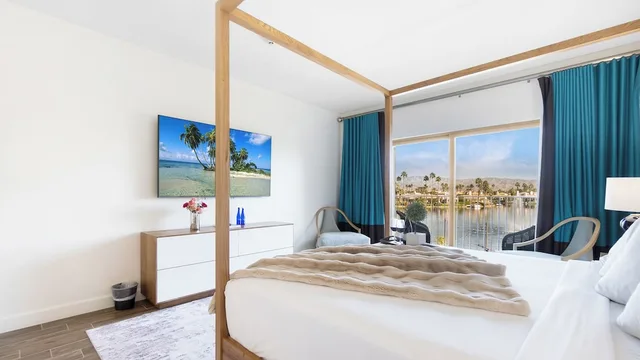 غرفة ديلوكس بسرير كينج، The Chateau at Lake La Quinta 3/6