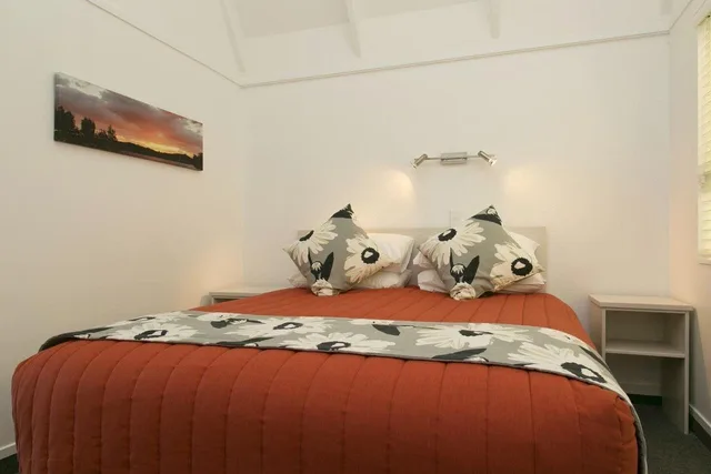 جناح سوبيريور بسرير كينج بغرفة نوم واحدة مع أريكة بجاكوزي، Gables Lakefront Motel 5/7