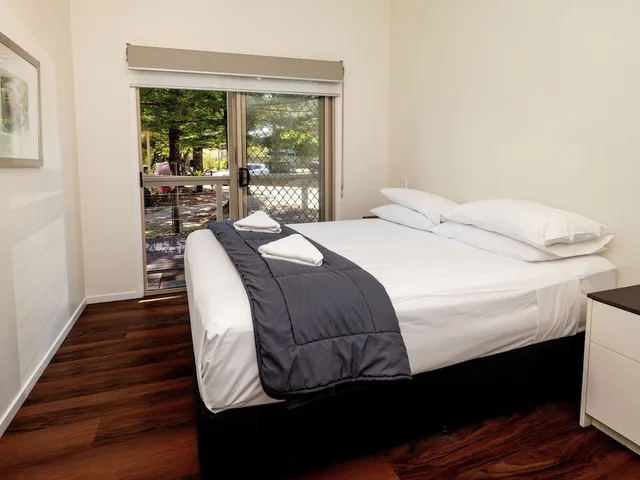Avalon, Cabin, Queen and Twin Beds, Accessible، Nrma Sydney Lakeside Holiday Park 2/4
