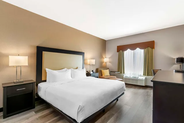 غرفة بسرير كينج لذوي الإعاقة، Best Western Plus Des Moines West Inn & Suites 2/4
