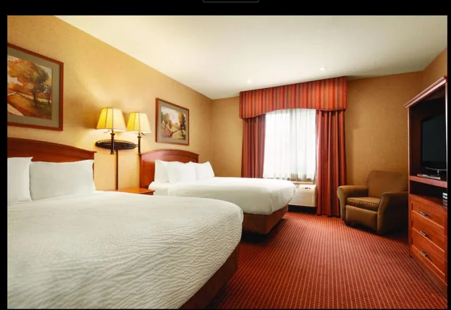 غرفة بسرير كينج وسريرين كوين، Wyndham Garden Medicine Hat Conference Center 6/10