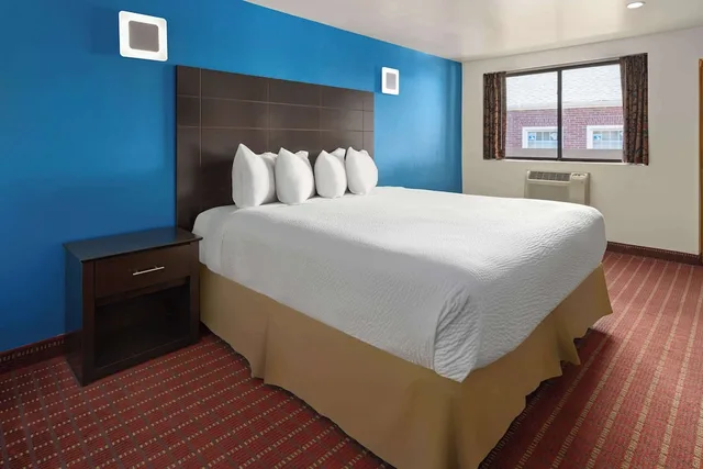 Room, King Bed, Smoking, Travelodge by Wyndham Manhasset 2/5