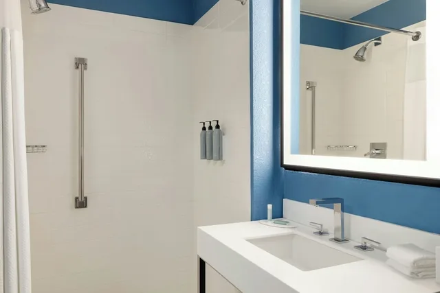 غرفة بسرير كوين بإطلالة على المدينة، Courtyard by Marriott San Francisco Union Square 7/8
