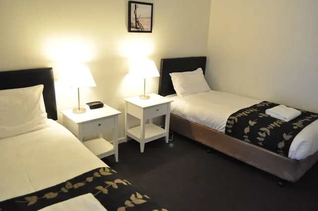 2 Bedrooms, Deluxe, Suite, 1 Single and 2 Double Beds, Kitchenette، ALBURY BURVALE MOTOR INN 1/3