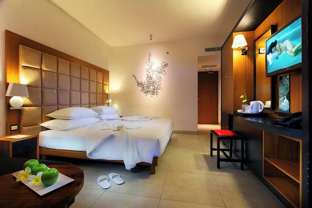 غرفة ديلوكس بسريرين منفصلين بإطلالة على المسبح، THE 1O1 Bali Fontana Seminyak 5/8
