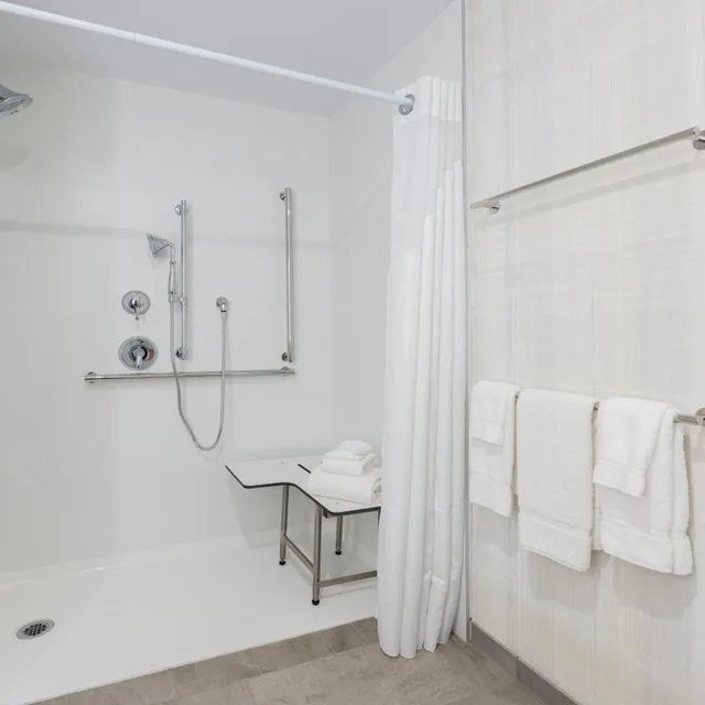 غرفة بسرير كينج وسرير كوين لذوي الإعاقة، Holiday Inn Express Suites Moncton 2/2