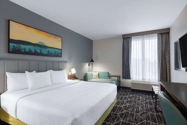 غرفة بسرير كينج، La Quinta Inn and Suites by Wyndham Centralia 1/10
